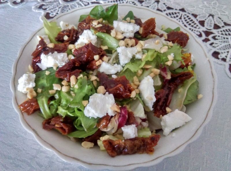 Sałatka z suszonymi pomidorami, serem i orzechami