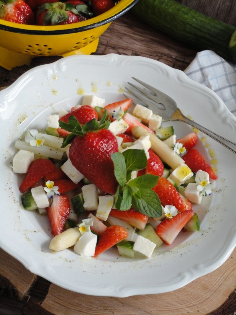 Sałatka z szparagami i truskawkami Sałatka z szparagami i truskawkami