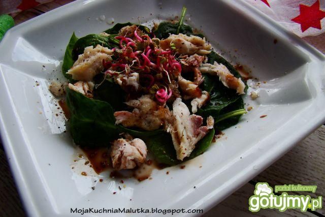 Sałatka z szpinaku i karpia