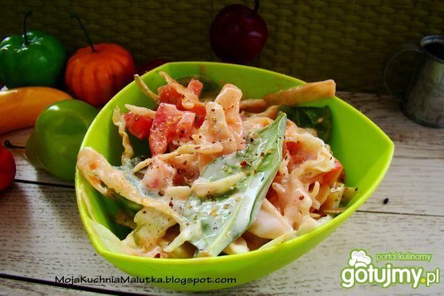 Sałatka z szpinaku i sałaty z salsa rosa