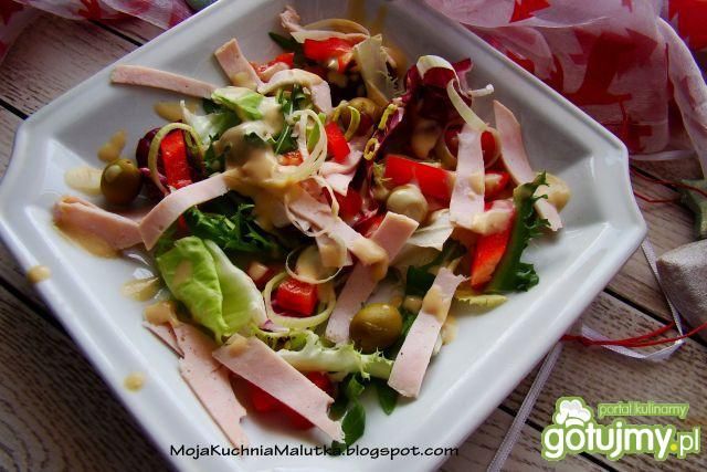 Sałatka z szyneczką z kurczaka i sosem 