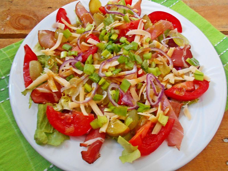 Sałatka z szynką Sałatka z szynką