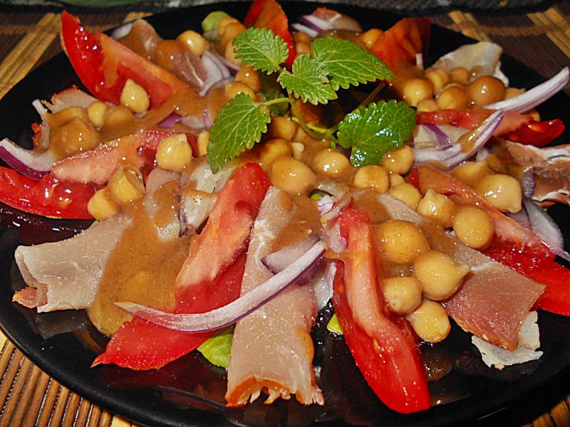 Sałatka z szynką i cieciorką