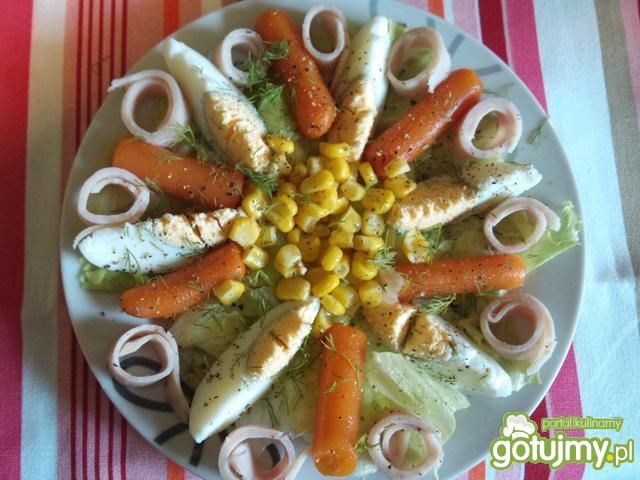 Sałatka z szynką i kukurydzą 2