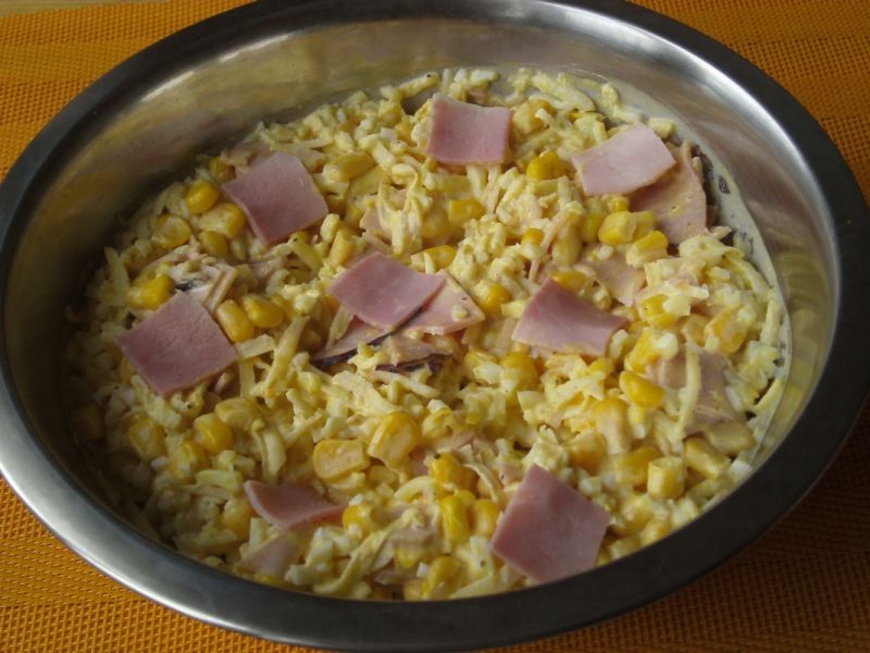 Sałatka z szynką i majonezem