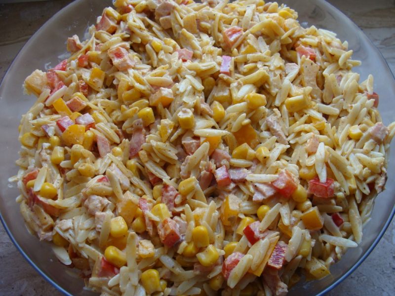 Sałatka z szynką i makaronem Sałatka z szynką i makaronem