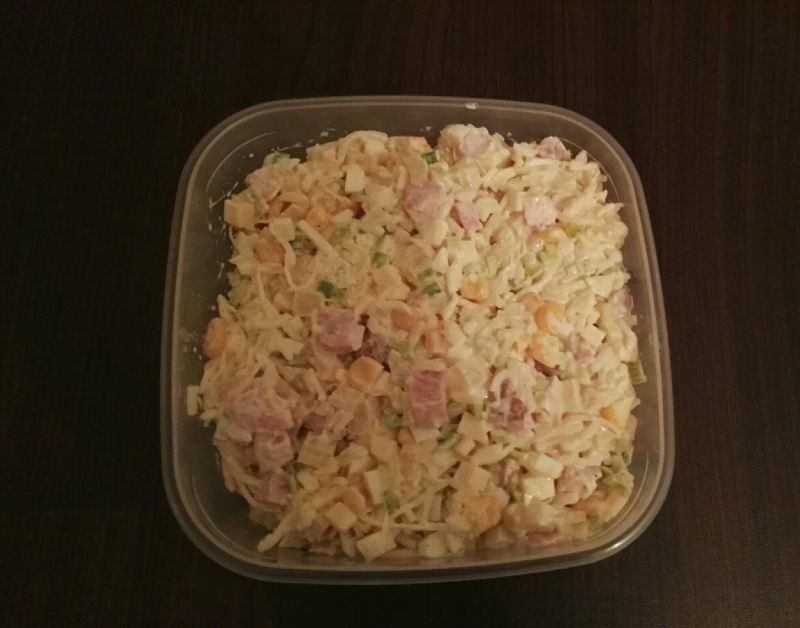 Sałatka z szynką i makaronem orzo