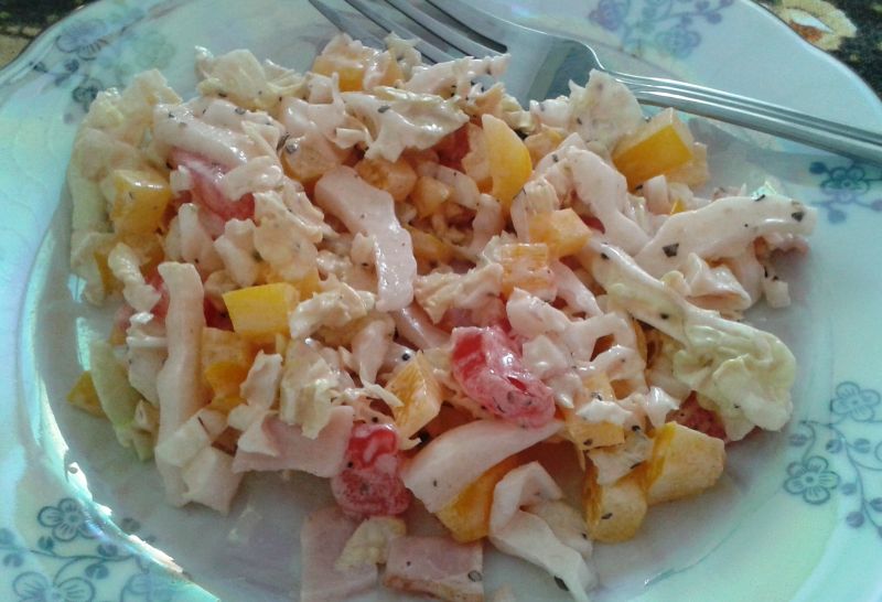 Sałatka z szynką i papryką Sałatka z szynką i papryką