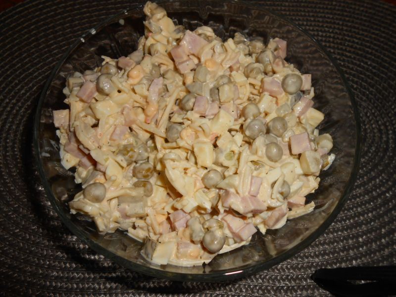 Sałatka z szynką i selerem konserwowym