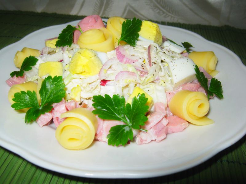 Sałatka z szynką i serem