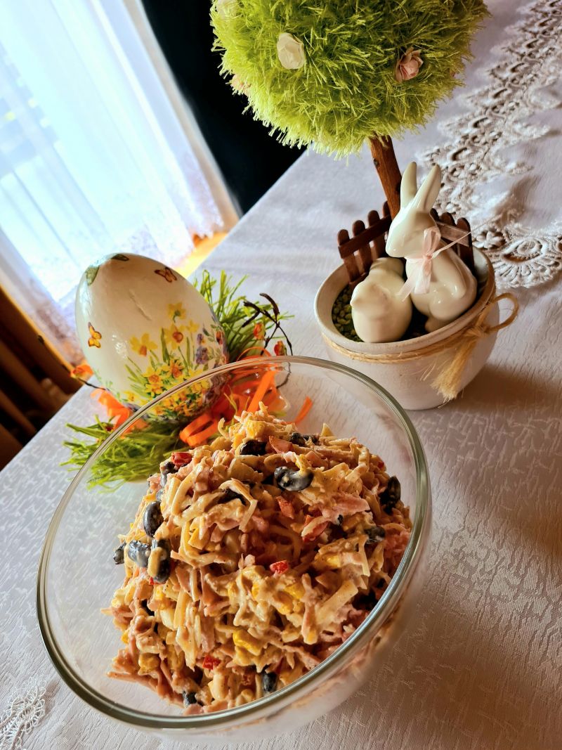 Sałatka z szynką i serem