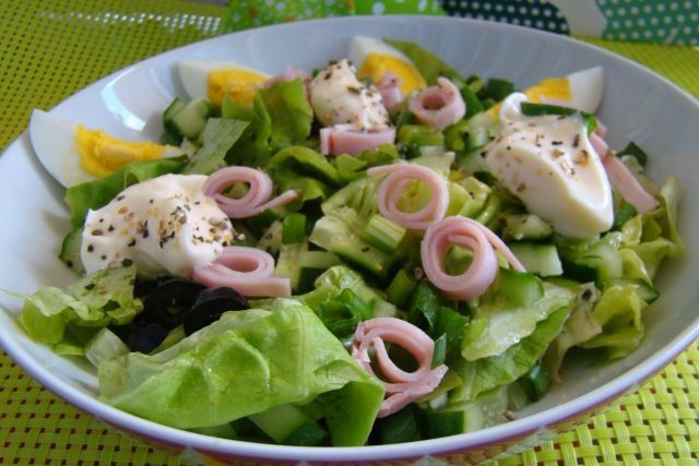 Sałatka z szynką i sosem czosnkowym  Sałatka z szynką i sosem czosnkowym