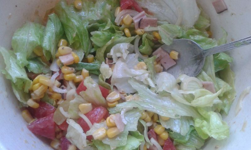 Sałatka z szynką i sosem musztardowym Sałatka z szynką i sosem musztardowym