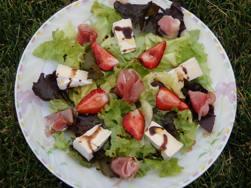 Sałatka z szynką i truskawkami