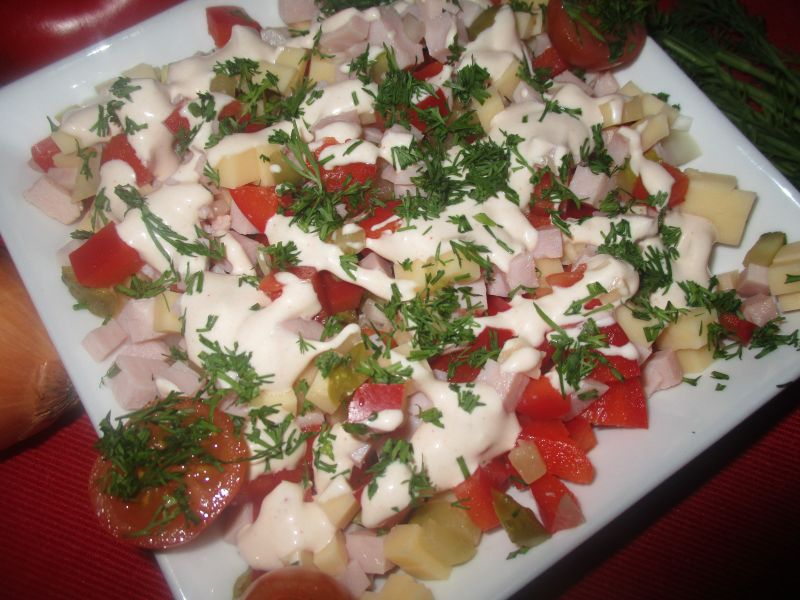 Sałatka z szynką i żółtym serem