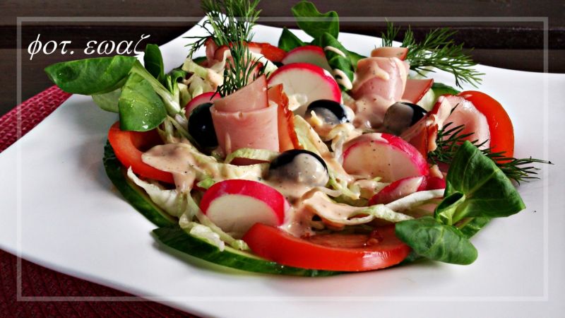 Sałatka z szynką na lodowej sałacie Sałatka z szynką na lodowej sałacie