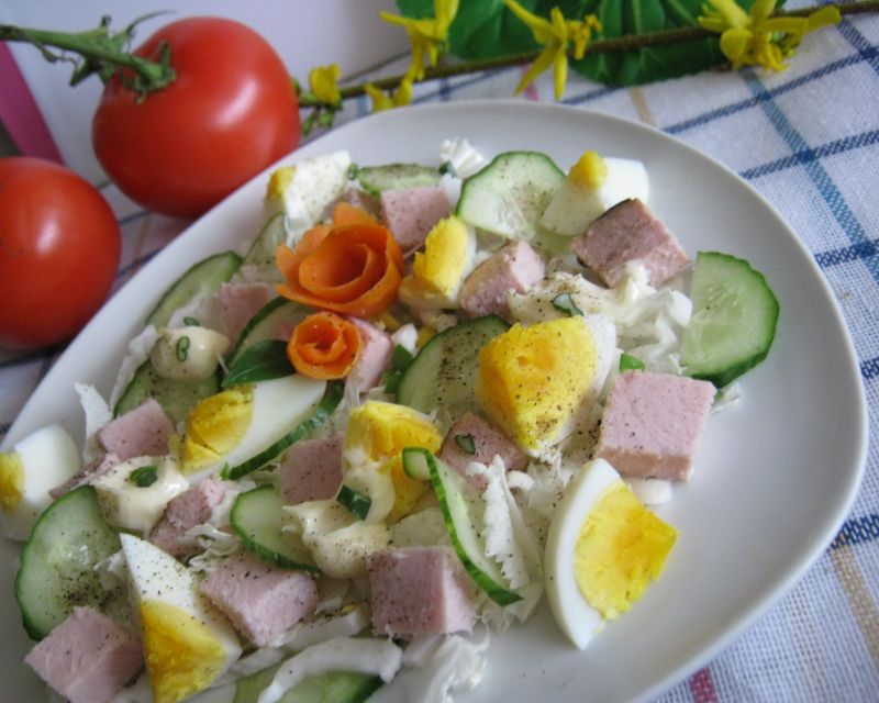 Sałatka z szynką ogórkiem i jajkiem