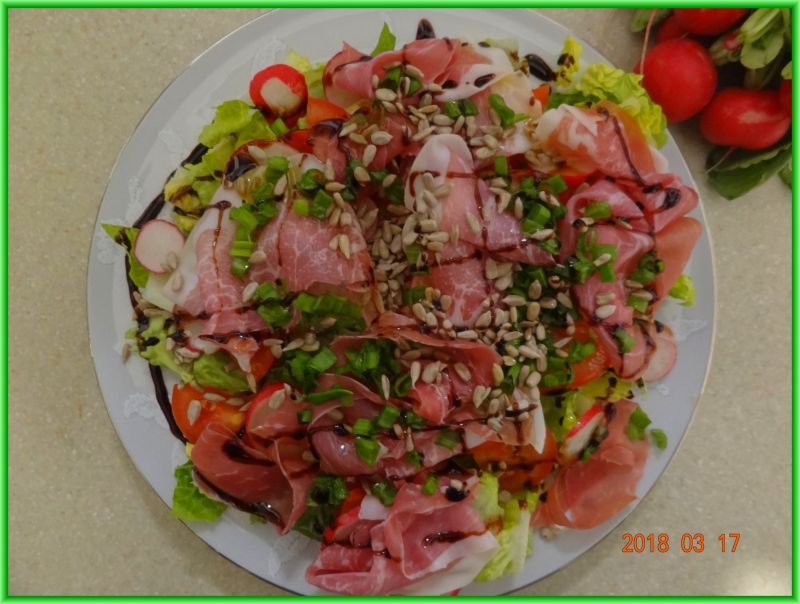 Sałatka z szynką parmeńską