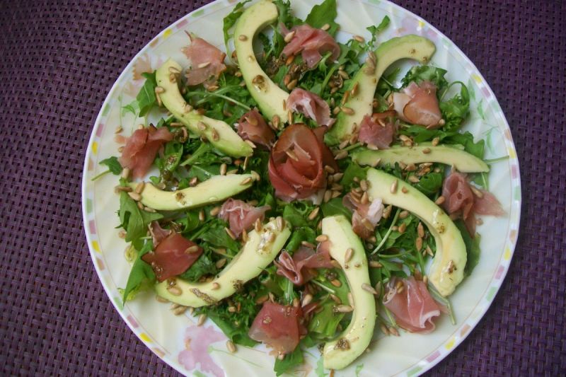 Sałatka z szynką parmeńską i awokado
