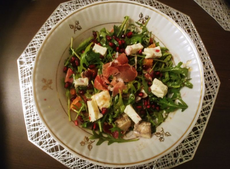 Sałatka z szynką parmeńską i granatem Sałatka z szynką parmeńską i granatem