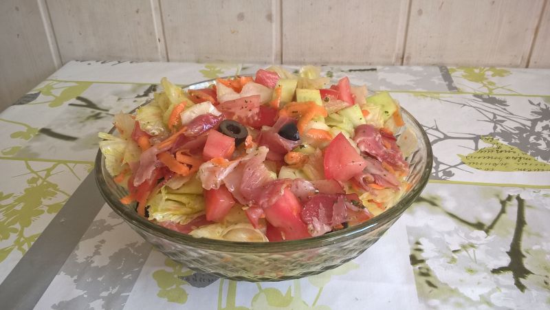 Sałatka z szynką parmeńską i marchewką Sałatka z szynką parmeńską i marchewką