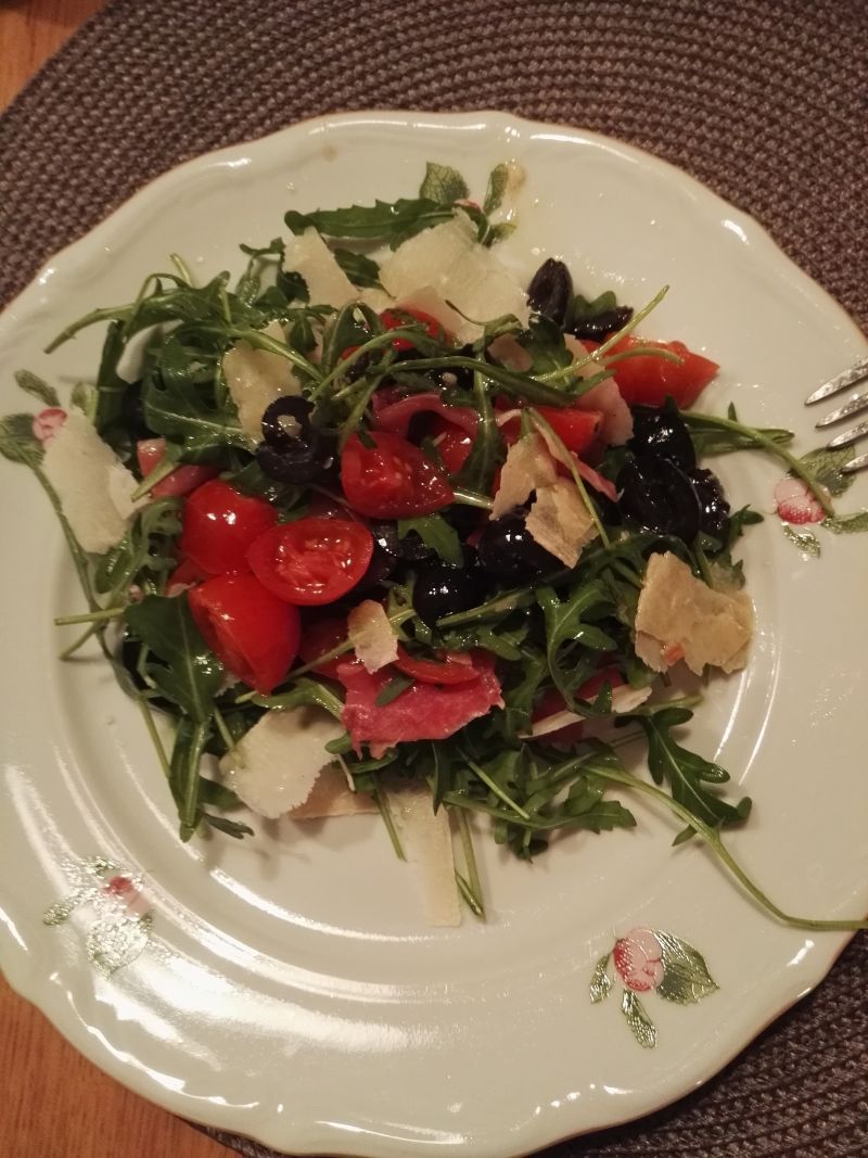 Sałatka z szynką parmeńską i parmezanem