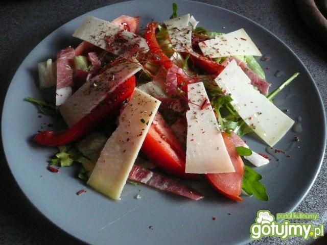Sałatka z szynką parmeńską i serem Sałatka z szynką parmeńską i serem