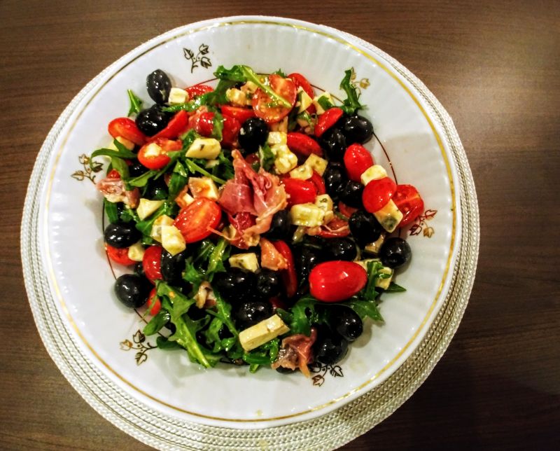 Sałatka z szynką parmeńską i serem lazur