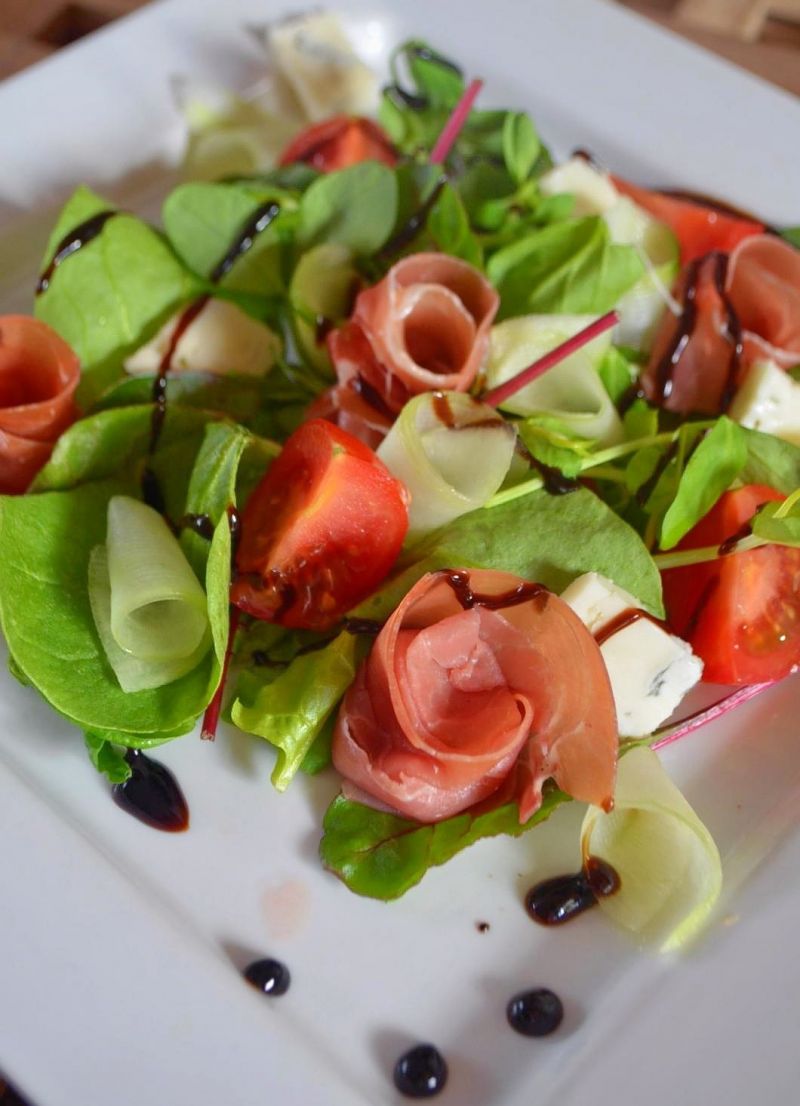 Sałatka z szynką parmeńską i serem pleśniowym