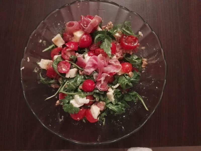 Sałatka z szynką parmeńską, mozzarellą i orzechami