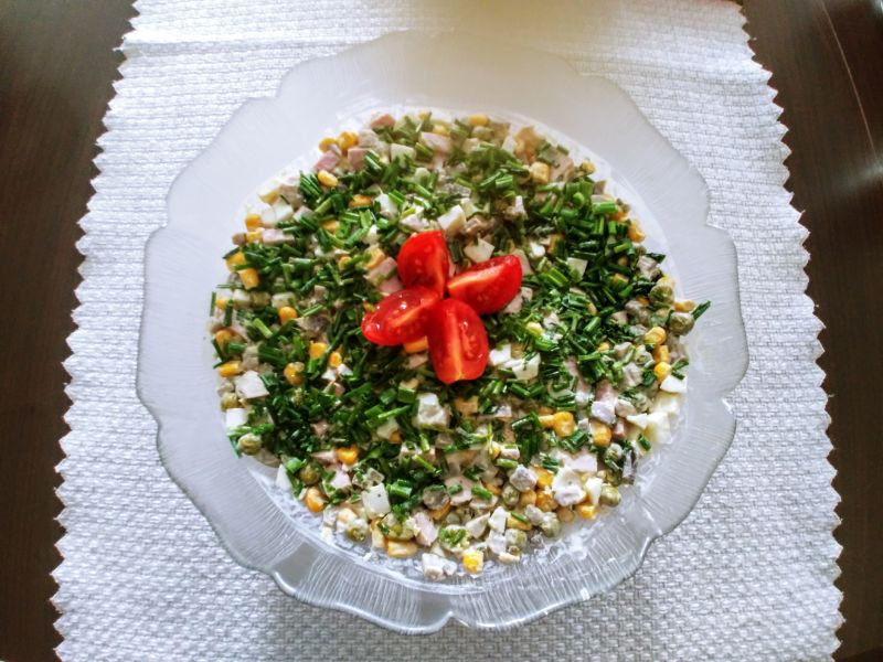 Sałatka z szynką, pieczarkami i warzywami