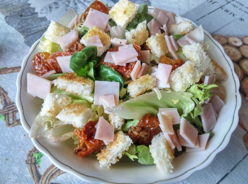 Sałatka z szynką, suszonymi pomidorami i grzankami