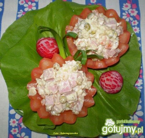 Sałatka z szynką w pomidorkach 