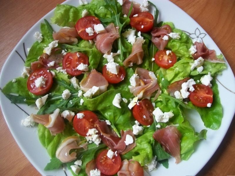 Sałatka z szynką wędzoną