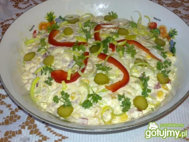 Sałatka z szynką z indyka i serem 