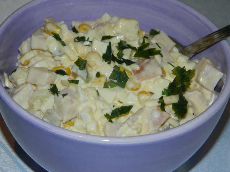 Sałatka z szynki i ananasa Sałatka z szynki i ananasa