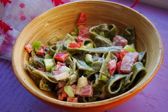 Sałatka z tagliatelli z selera naciowego 