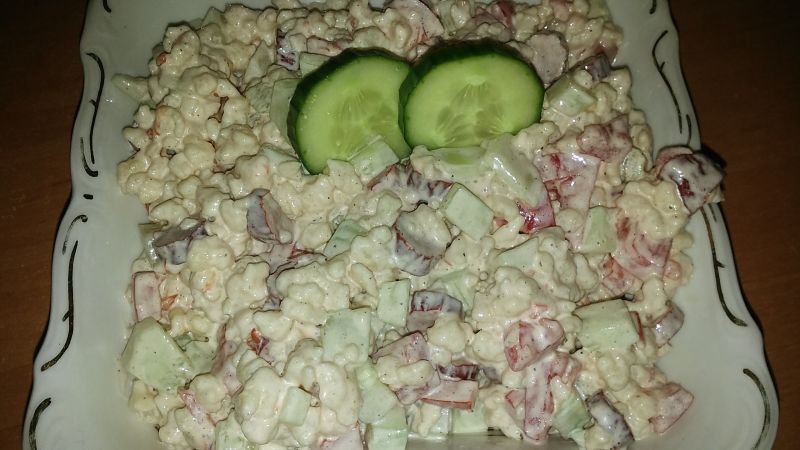 Sałatka z tarhonya i kabanosami