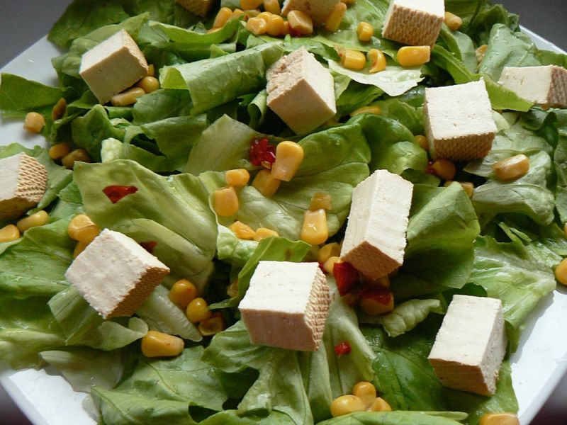 Sałatka z tofu i kukurydzą pod gwiazdami 