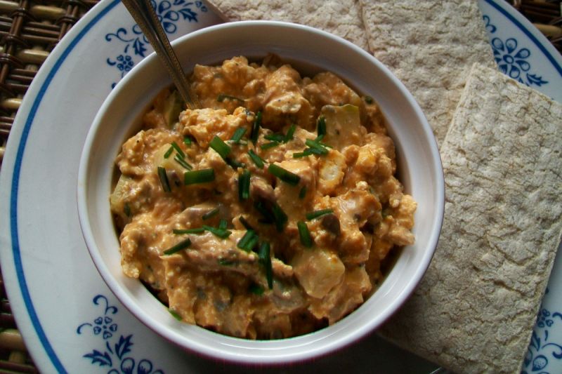 Sałatka z tofu i makreli z puszki