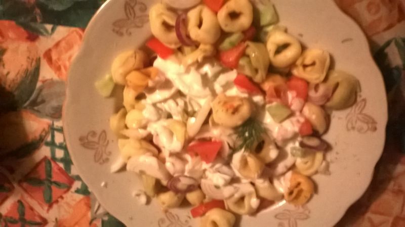 sałatka z tortelini, ogórkiem i pomidorem sałatka z tortelini, ogórkiem i pomidorem