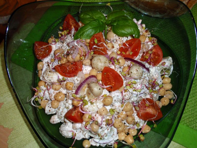 Sałatka z tortellini . Sałatka z tortellini .