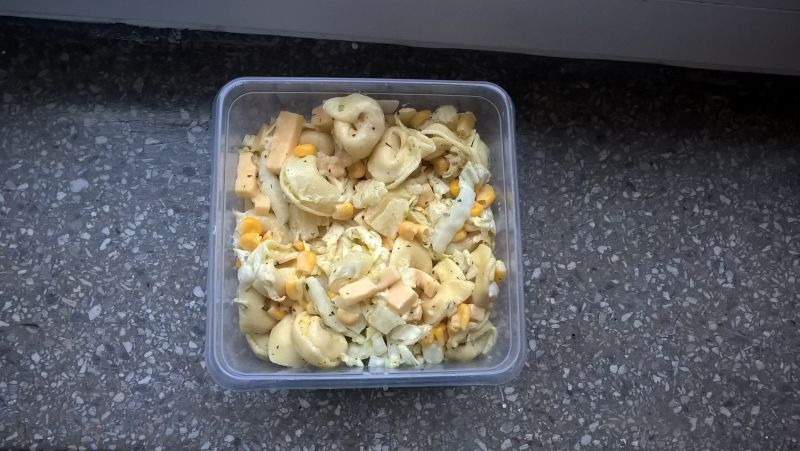 Sałatka z tortellini, ananasem i serem