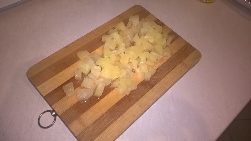 Sałatka z tortellini, ananasem i serem