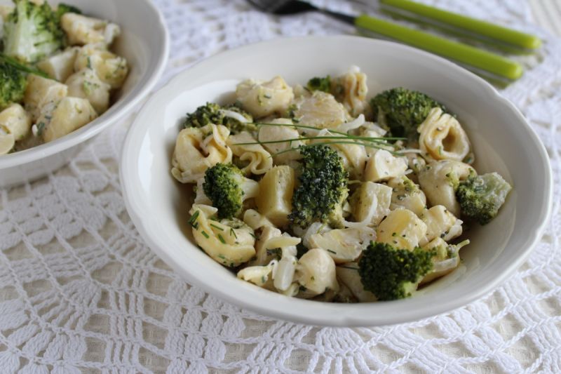 Sałatka z tortellini, brokułem i pieczarkami Sałatka z tortellini, brokułem i pieczarkami
