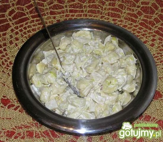 Sałatka z tortellini i ananasem 3