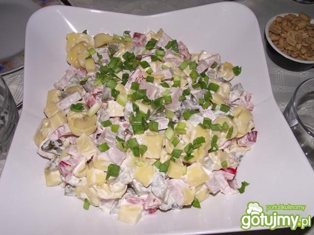 Sałatka z tortellini i czerwoną papryką