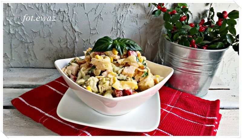 Sałatka z tortellini i drobiową wędliną