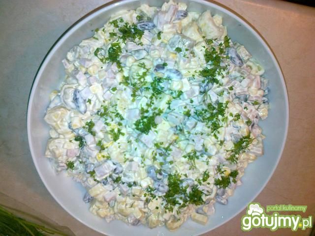 Sałatka z tortellini i fasolą czerwoną