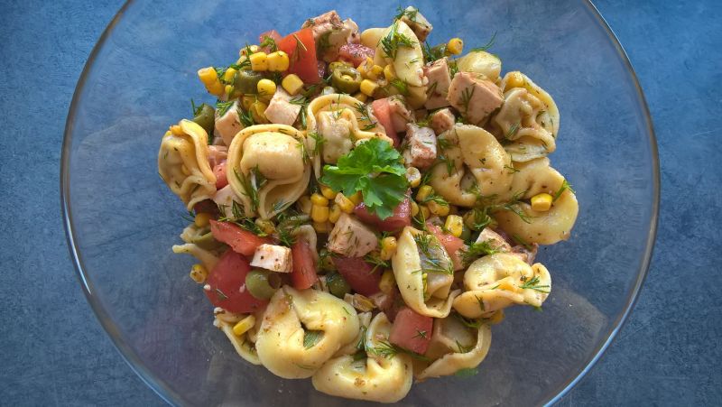 Sałatka z tortellini i pieczonym kurczakiem
